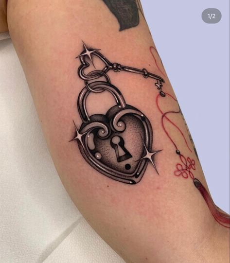 Padlock Tattoo, Heart Lock Tattoo, Lock Tattoo, Key Tattoos, Key Tattoo, Flash Tattoo Designs, Traditional Tattoo Design, Fine Line Tattoos, Simplistic Tattoos