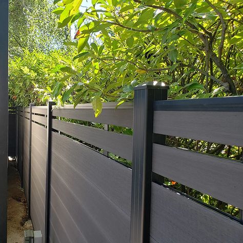 Composite Decking Fence Ideas, Composite Privacy Wall, Composite Privacy Fence, Black Composite Fence, Composite Fence Panels, Composite Fence Ideas, Composite Fences, Grey Home Exterior, Gray Fence