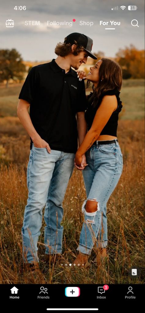 Fall Couple Pictures, Country Couple Pictures, Fall Couple Photos, Fall Photo Shoot Outfits, Cute Country Couples, Western Photoshoot, Explore Aesthetic, Engagement Picture Outfits, Senior Photography Poses