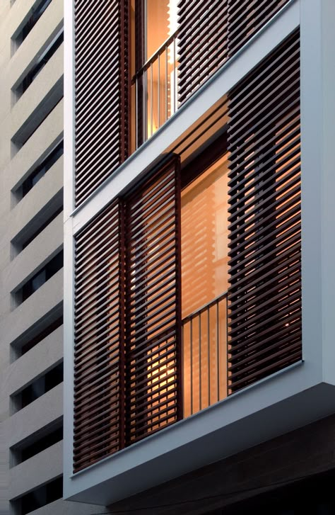 Louvers In Elevation, Facade Grill Design, Window Panels Ideas, Balcony Lattice, Window Screens Exterior, Modern Window Design Exterior, Wood Facade Design, Window Outside Design, Window Designs Exterior