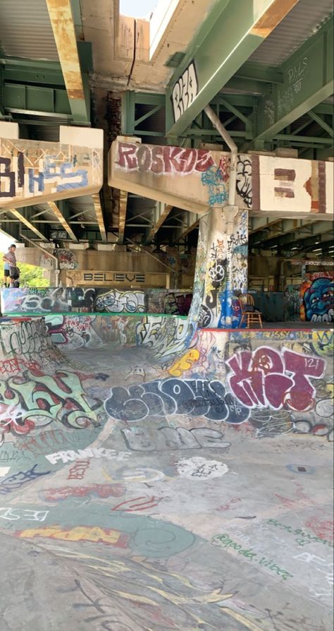 Graffiti Skatepark, Graffiti Building, Skateboard Park, Skateboard Aesthetic, Graffiti Photography, Teen Summer, Subway Surfers, Graffiti Style Art, Street Graffiti