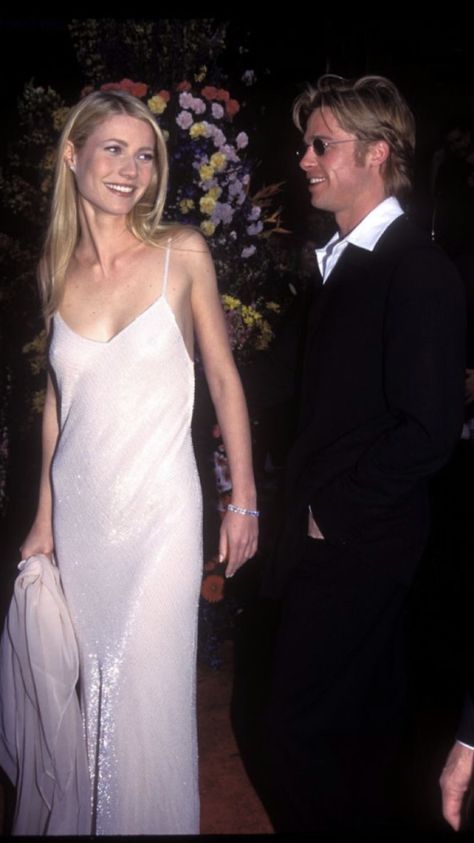 90s Style Icons, 1999 Fashion, 90s Couples, Fashion History Timeline, 90s Minimalism, Stylish Couple, Mtv Movie Awards, Michelle Pfeiffer, 1990s Fashion