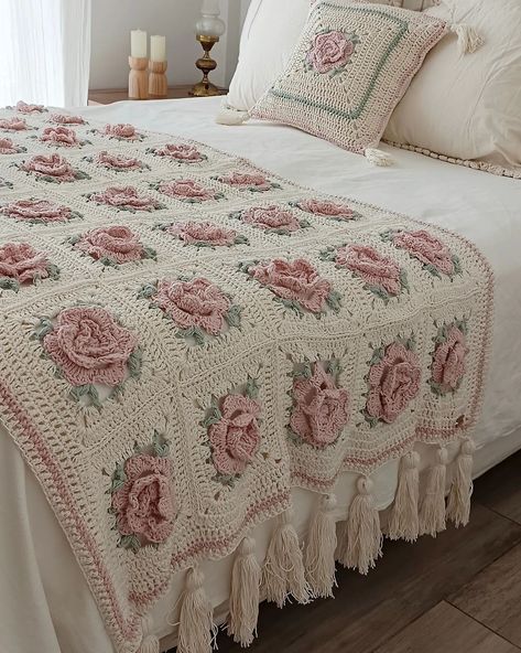 Crochet Blanket Aesthetic, Easy Crochet Blanket, Crochet Blanket Designs, Blanket Patterns, Dream Room Inspiration, Room Makeover Inspiration, Cute Room Decor, Free Crochet Patterns, Room Inspiration Bedroom