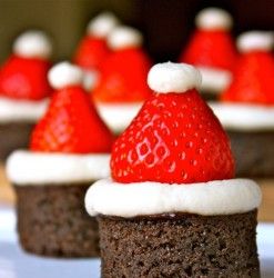 Santa hat brownies -- 25 Amazing Christmas Party Appetizer Recipes! Fun Food Ideas and more for a Holiday Party. LivingLocurto.com Santa Hat Brownies, Strawberry Santa Hats, Strawberry Santas, Brownie Bites, God Mat, Christmas Snacks, Christmas Goodies, Chocolate Cupcakes, Holiday Baking