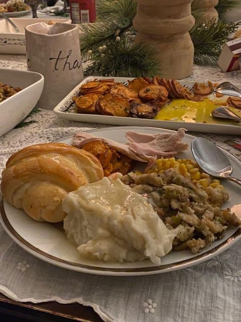 Rich Thanksgiving Aesthetic, Thanksgiving Aesthetic Dinner, Thanksgiving Food Plate Aesthetic, November Aesthetic Thanksgiving, Thanksgiving Turkey Aesthetic, Thanksgiving Meal Aesthetic, Fall Aesthetic Thanksgiving, American Thanksgiving Aesthetic, Aesthetic Thanksgiving Food