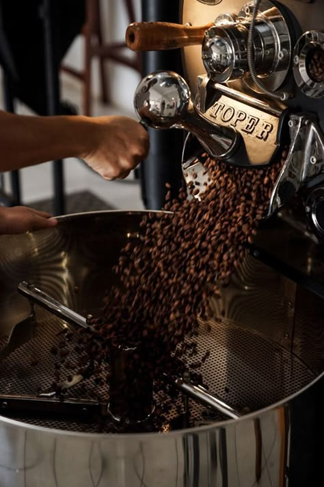 Coffee Roasting Room, Coffee Beans Photography, Different Kinds Of Coffee, Coffee Process, Coffee Bean Roasters, Coffee Shop Photography, Coffee Board, Coffee Shot, Coffee Roastery