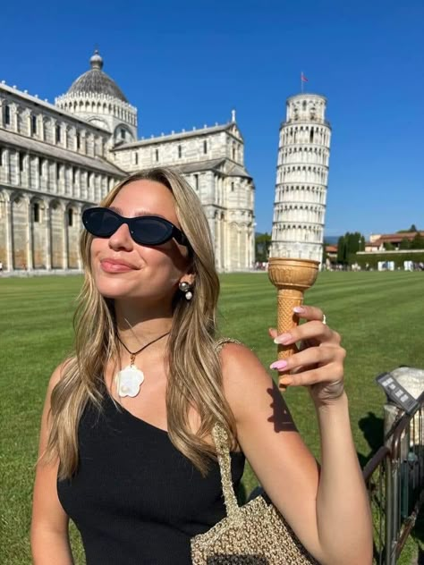 Pisa Tower Photos, Leaning Tower Of Pisa Poses, Pisa Italy Outfit, Tower Of Pisa Poses, Rome Pose Ideas, Pisa Outfits, Pisa Italy Aesthetic, Pisa Italy Poses, Leaning Tower Of Pisa Pose