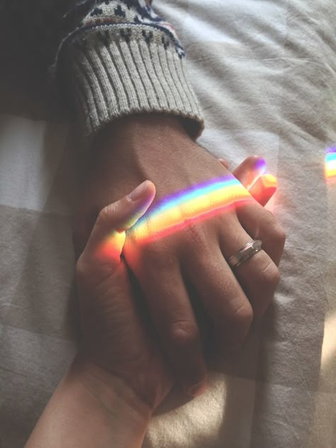 Sempre de mãos dadas Eliza Taylor, Gay Aesthetic, Rainbow Aesthetic, Rainbow Light, Shooting Photo, Gay Love, Larry Stylinson, Love Is Love, Gay Pride