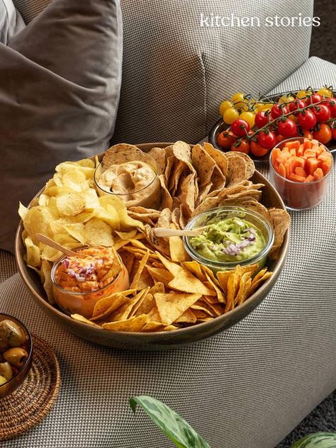 Snacks For Movies At Home, Food Ideas For Movie Night, Movie Night Platter Ideas, Movies Snacks Ideas, Movie Night Dinner Adult, Best Snacks For Movie Night, Cool Party Snacks, Movie Night Platter, Snack Ideas Movie Night