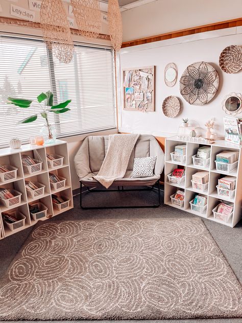 Classroom Comfy Corner, Teacher Room Aesthetic, Old Classroom Makeover, Afterschool Program Classroom Set Up, Teacher Office Decor Work Spaces, Simple Boho Classroom, Elementary Classroom Decor Boho, Aesthetic Classroom Decor Middle School, Chill Classroom Decor