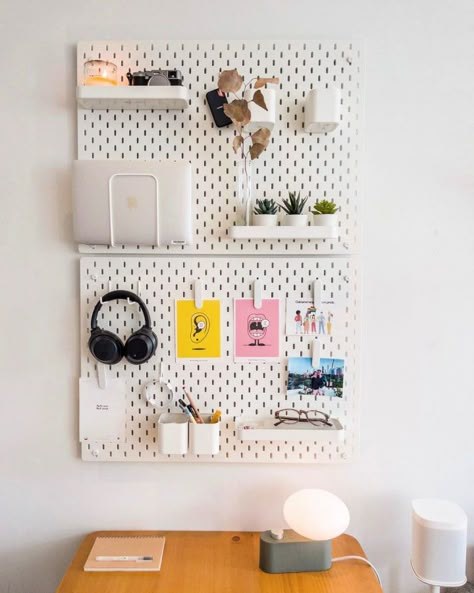 25 Best IKEA Pegboard Ideas and Hacks to DIY Ikea Pegboard Ideas, Skådis Ikea, Skadis Pegboard, Ikea Pegboard, Pegboard Ideas, Ikea Skadis, Ikea Office, Pegboard Organization, Ikea Wall