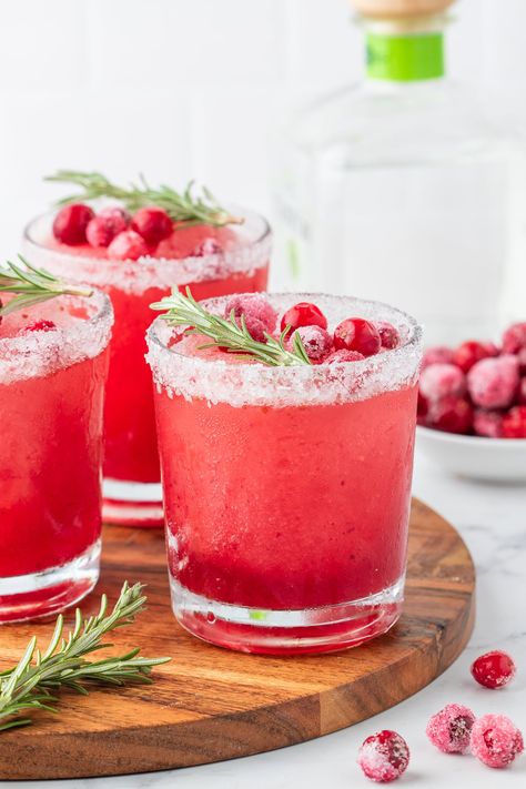 Get into the holiday spirit with a delicious Mistletoe Margarita! This holiday margarita is the only cocktail you'll want to make this holiday season. Margarita Simple Syrup, Mistletoe Margarita, Holiday Margaritas, Buffalo Chicken Wontons, Traditional Margarita, Easy Margarita, White Cranberry Juice, Cranberry Cocktail, Frozen Margaritas