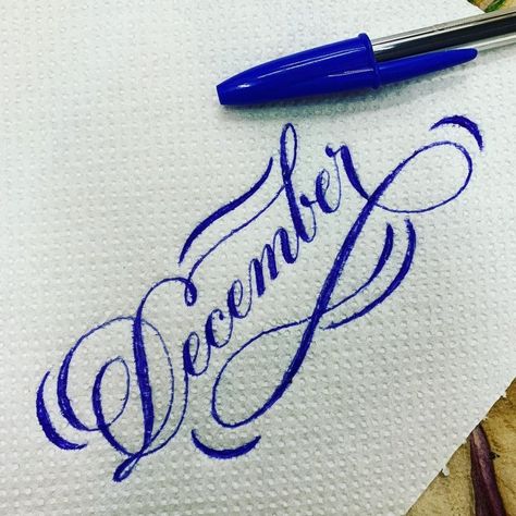 There are several different pen techniques to create various typography outcomes. Here are several calligraphy pens that artists or designers should know! Handwriting Fonts Alphabet, Types Of Calligraphy, Free Signature Fonts, Fake Calligraphy, Best Calligraphy Pens, Calligraphy Art Quotes, Calligraphy Writing Styles, Alphabet Cursive, Handwriting Cursive