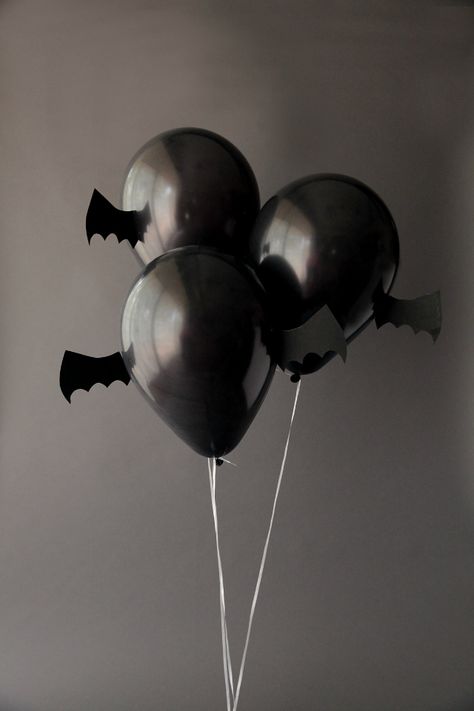 Transform black balloons into bats for your Halloween party! || Design Improvised blog Halloween Fest, Batman Party, Halloween Balloons, Batman Birthday, Diy Balloon Decorations, Halloween Tattoo, Black Balloons, Balloon Design, Balloon Decorations Party