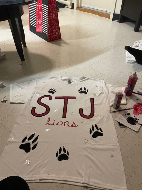 DIY SPIRITWEAR HIGH SCHOOL SHIRT FOR HOMECOMING !!!! #paint #hoco #homecoming #diy #art #highschool Homecoming Shirt Ideas, Art Highschool, School Spirit Shirts, Spirit Shirts, High School Football, Spirit Wear, Diy Shirt, School Shirts, School Spirit