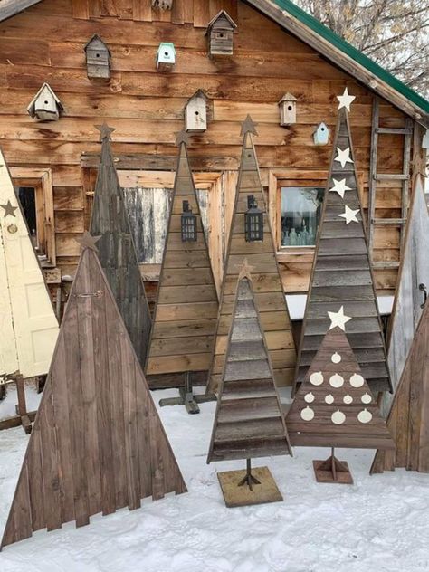 Scrap Wood Christmas Tree Front Porches, Outdoor Wooden Christmas Trees Diy, Wooden Christmas Trees Outdoor, Outdoor Wooden Christmas Trees, Pallet Trees Christmas, Christmas Tree Ideas Easy, Pallet Christmas Tree Ideas, Door Tree, Tre Kunst