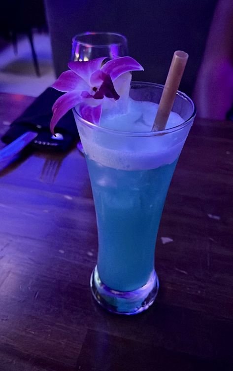 Blue Hawaii Drink, 21st Birthday Drinks, Food Wallpapers, Pretty Cocktails, Blue Drinks, Birthday Drinks, Good Drinks, 21 Birthday, Story Insta