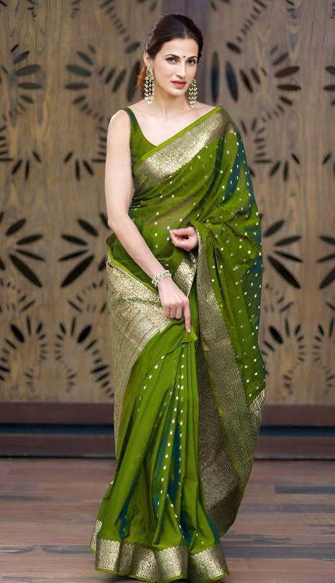 Bridal Saari Designs Latest, Traditional Saree Outfit, New Look Saree Design, Designer Green Saree, Trending Sarees Indian Weddings, Green Saree Blouse Designs, New Trend Sarees, Latest Paithani Sarees, Silk Saree Look Traditional