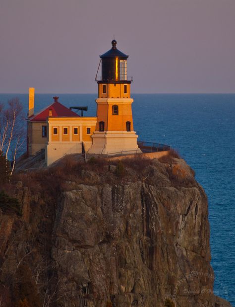 Split Rock Lighthouse Inspiration, Split Rock Lighthouse, Fresnel Lens, Split Rock, Lights At Night, Beautiful Lighthouse, The Setting Sun, Guiding Light, Lamp Set