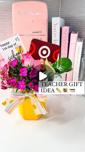 Flowers For Teachers Gifts, Back To School Flowers For Teachers, Cute Flower Vase, Volunteer Appreciation Gifts, Boys Play, Pto Ideas, Glue Pen, School Teacher Gifts, Mom Diy