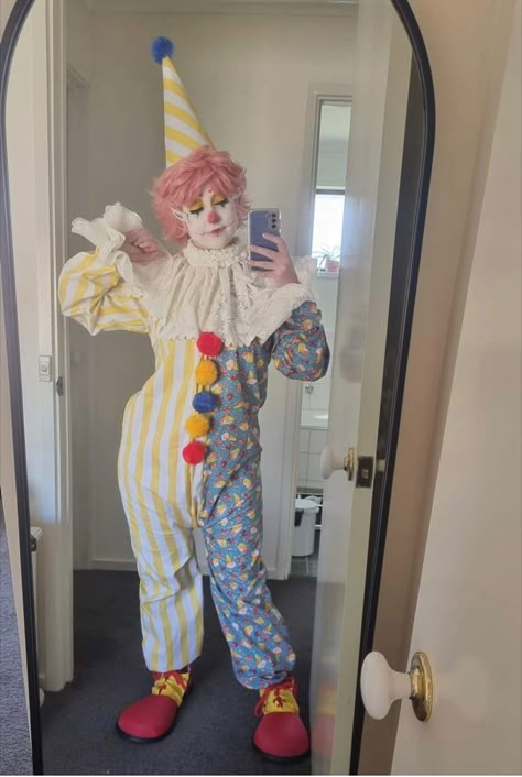 Clowncore Fashion Men, Clown Clothes Reference, Clown Aesthetic Outfit Male, Masc Clowncore, Male Clown Outfit, Clowncore Boy, Circuscore Fashion, Clownpunk Fashion, Jestercore Fashion