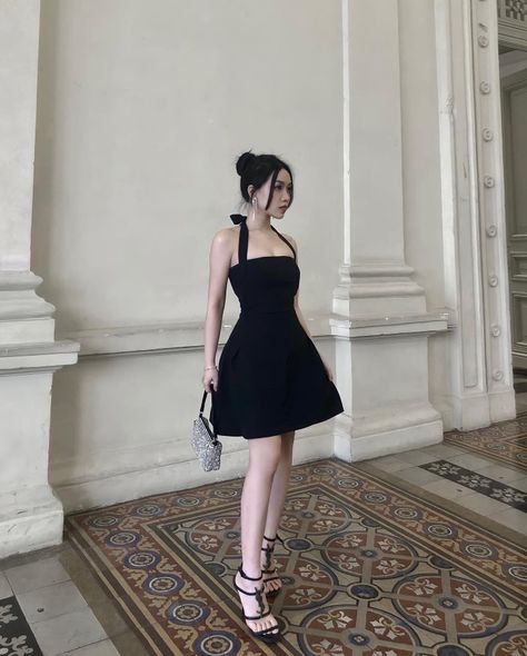 Black Dress Graduation Pictures, Acquaintance Party Outfit Dress, Black Graduation Dress, Outfit Recommendations, Black Homecoming Dress, V Dress, Prom Dress Inspiration, Grad Dresses, Fashion Hacks Clothes