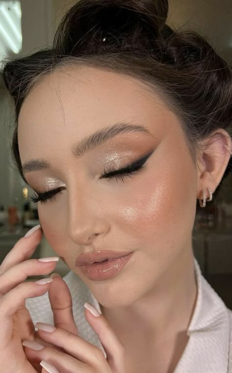 Strong Makeup Look, Make Up Inspo For Prom, Make Up Prom Night, Make Up Ideas For Graduation, Light Medium Contrast Makeup, Makeup Christmas Looks, Night Out Makeup Brown Eyes, Rich Makeup Looks, Neutral Makeup Looks For Brown Eyes