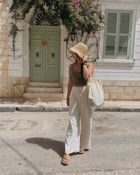 Eastern European Summer Outfits, Italy Outfit Inspiration, Casual London Outfits Summer, European Summer Wardrobe, Europe Summer Shoes, Europe Beach Outfits, Mallorca Aesthetic Outfit, Austria Summer Outfit, Summer In Japan Outfit