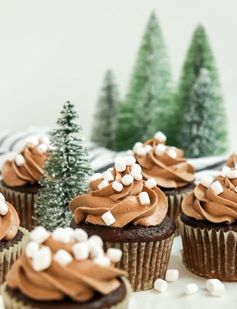 Hot Chocolate Frosting, Dehydrated Marshmallows, Quick Easy Cake, Homemade Chocolate Cupcakes, Winter Cupcakes, Hot Chocolate Cupcakes, The Best Hot Chocolate, Christmas Cupcakes Decoration, Best Hot Chocolate