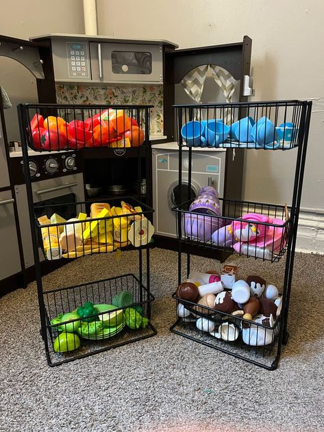 play food organized by color Play Kitchen Food Storage, Living Room With Play Area, Play Kitchen Organization, Kids Corner In Living Room, Play Food Storage, Toy Kitchen Food, Kids Play Food, Kitchen Living Rooms, Kids Toy Kitchen