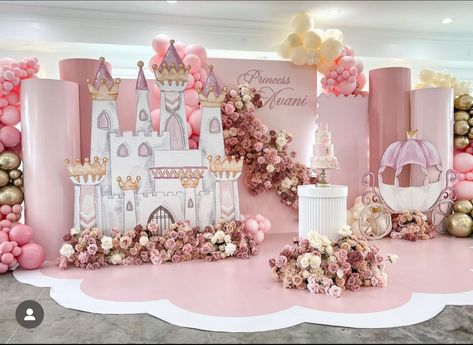 Castle Birthday Decorations, Disney Princess Birthday Party Ideas, Cinderella Birthday Party Decorations, Princess Themed Birthday Party, Strawberries Bouquet, Princess Birthday Party Ideas, Baby Shower Princess Theme, Royal Decorations, Birthday Party Ideas For Kids