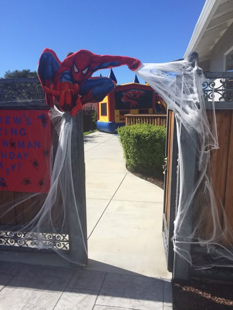 Spider-man entrance Spider Man Bday Decor, Spider Man Halloween Decorations, Spiderman Halloween Birthday Party, Spider Man Web Decoration, Outside Spiderman Birthday Party, Spider-man Backyard Party, Spider Man Obstacle Course, 3rd Bday Spiderman, Spiderman Backyard Party Ideas