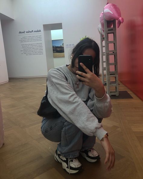 Moco Museum, Amsterdam Squat Mirror Pose, Squat Mirror Selfie, Mirror Selfie Squat Pose, Squatting Mirror Pose, Mirror Selfie Poses Sitting On Floor, How To Asian Squat, Fit Check Poses Mirror, Asian Squat Pose Reference, Asian Squat Pose