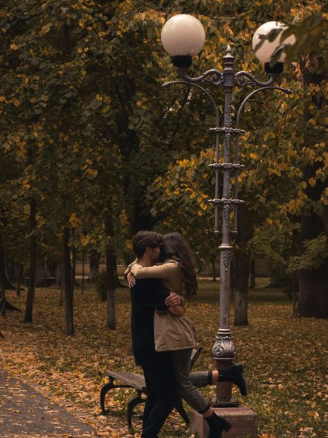 Fall Picture Ideas Aesthetic, Fall With Boyfriend Aesthetic, Cute Couple Pics Autumn, Seasonal Couple Pictures, Autumn Aesthetic Boyfriend, Fall Season Couple Pictures, Vision Board Fall Aesthetic, Couple In Fall Aesthetic, Fall Couple Photos Aesthetic