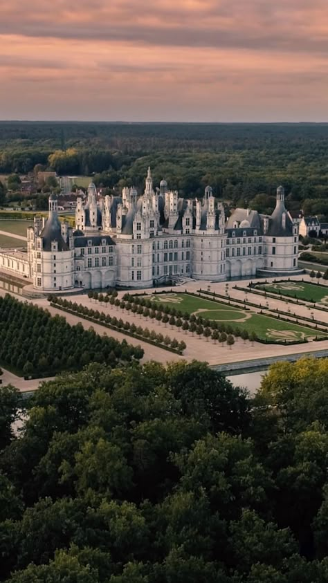 Castles For Weddings, European Castle Aesthetic, France Castle Aesthetic, Castles In France, Kingdom Aesthetic Castle, French Royalty Aesthetic, French Castle Aesthetic, French Chateau Aesthetic, Pretty Castles