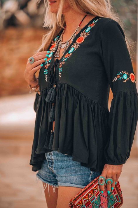 The ultimate bohemian Ibiza look you just have to try this summer Boho After 50, Vetement Hippie Chic, Bohemian Ideas, Look Hippie Chic, Visuell Identitet, Look Boho Chic, Boho Styl, Mode Hippie, Stil Boho