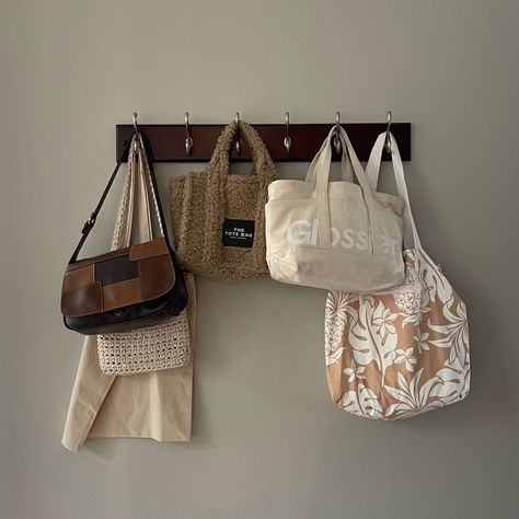 Bags Hanger Ideas, Bedroom Purse Organization, Hanging Bag Storage, Bag Hooks Wall Bedroom, Bags Hanging On Wall Aesthetic, Purses And Bags Organization Ideas, Hang Bags In Room, Bag Hanging Ideas Bedroom, Bag Hanger Ideas Bedroom