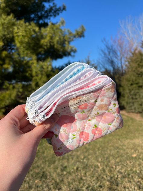 Tiny Zipper Pouch Pattern, Sewn Coin Purse, Coin Pouch Aesthetic, How To Make A Makeup Bag, Pouch Stitching, Mini Bag Pack, Sewing Makeup Bag, Quilt Purse, Quilted Zipper Pouch