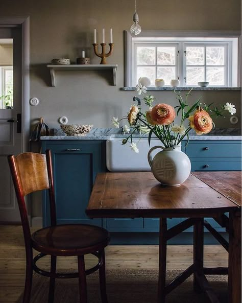 Scandi Kitchen, Flowers In Vases, Interior Vintage, Casa Vintage, 아파트 인테리어, Scandinavian Kitchen, Vintage Interiors, Old Kitchen, Classic Decor