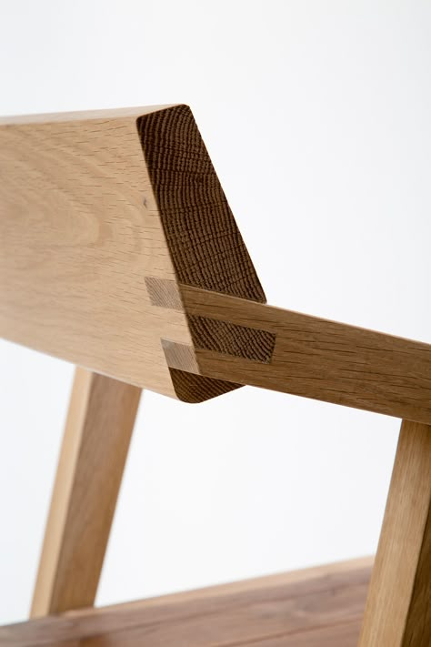 Joinery detail. Offset Bridle. Photos: Richard Ivey Wooden Desk Chairs, Woodworking Desk, Kursi Bar, Woodworking Logo, Man Cave Wall Decor, Joinery Details, Woodworking For Kids, Wood Joints, Woodworking Joints