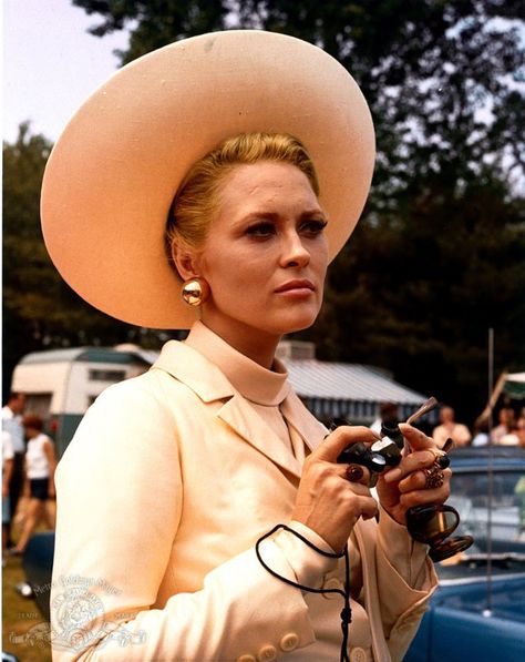 Ever since I saw Faye in 'The Thomas Crown Affair' her nails have been in the forefront of my mind for 60's glamour. The Thomas Crown Affair, Norman Jewison, Crown Affair, Thomas Crown Affair, Faye Dunaway, I Love Cinema, Bonnie N Clyde, Steve Mcqueen, 1960s Fashion