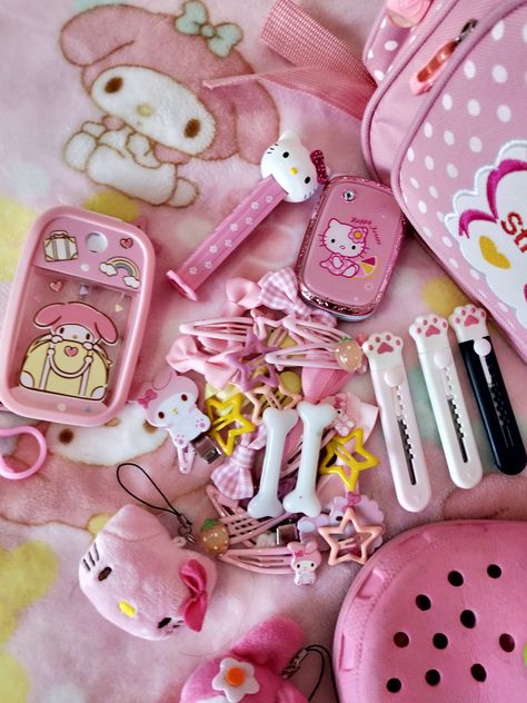 insecuritychan Kawaii Core Accessories, Cutecore Bedroom, Aesthetic Hellokitty, Cutecore Pencil Case, Cutecore Water Bottle, Cutecore Keychains, Kawaii Room Ideas, Kawaii Keychain Mymelody, Kawaii Outfit Ideas