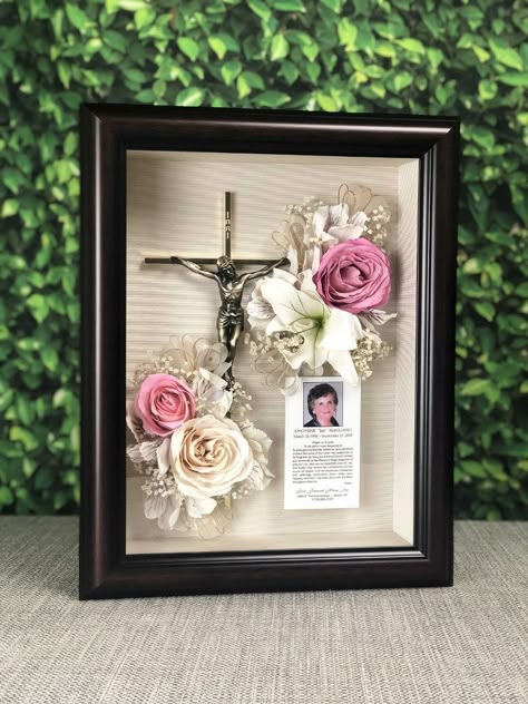 Memorial Picture Ideas, Cemetary Decorations, Memorial Wreath, Memory Items, Shadow Box Memory, Shadow Box Ideas, Dia De Los Muertos Decorations Ideas, Mom Memorial, In Loving Memory Gifts