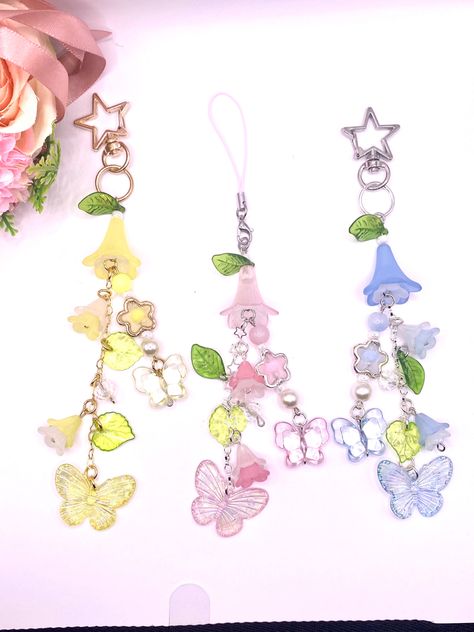 Cute Butterfly Phone charms on Etsy!! Flower Bead Keychain, Flower Phone Charm, Keychain Beads, Purse Charms Diy, Phone Keychain, Anting Manik, Lucite Flower Earrings, Beads Keychain, Star Keychain