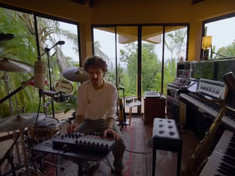 Fkj Home Studio, Tiny Desk Concert, Kiwi Juice, Home Music Rooms, Home Studio Ideas, Tiny Desk, Music Studios, Tiny Desks, Home Studio Setup