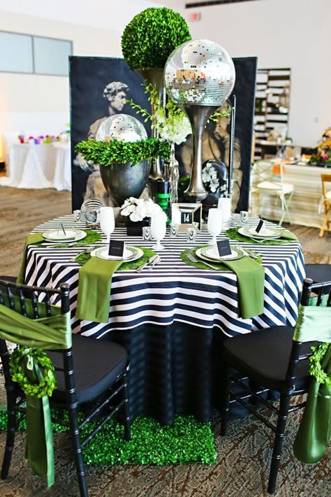 Love these colors for St. Patrick's Day! White And Green Birthday, Green Birthday Decorations, Green Birthday, Tafel Decor, Golf Party, בר מצווה, Table Scapes, Event Ideas, Beautiful Table