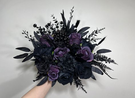 Black Bouquet Wedding, Wedding Dark Purple, Wedding Bouquet Black, Gothic Bouquet, Purple Black Wedding, Dark Purple Wedding, Converse Wedding, Wedding Gothic, Dark Wedding Theme