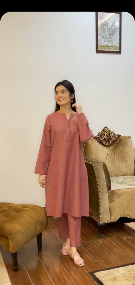 Pakistan Kurta Designs Women, Best Kurta Design For Women, Pakistani Kurtas Casual, Casual Dress Outfit Pakistani, Dress Design Simple Style, Plain Kameez Design, Beautiful Kurtis Design Pakistani, Pakistani Casual Wear Simple Stylish, Plain Pakistani Kurti