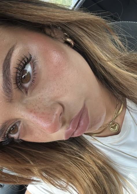 Make Up Layering, Plain Eye Makeup, Sun Kissed Look Make Up, Natural Bronzer Look, Light Skin High Contrast Makeup, Heavy Bronzer Makeup Looks, Brown Latte Makeup, Beauty Spot Makeup, Makeup Inspo Baddie