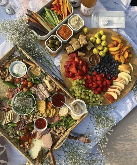 Beach Picnic Party, Table Of Food, Picnic Date Food, Picnic Inspiration, Picnic Essentials, Party Food Platters, Picnic Date, Picnic Food, Tiny Food